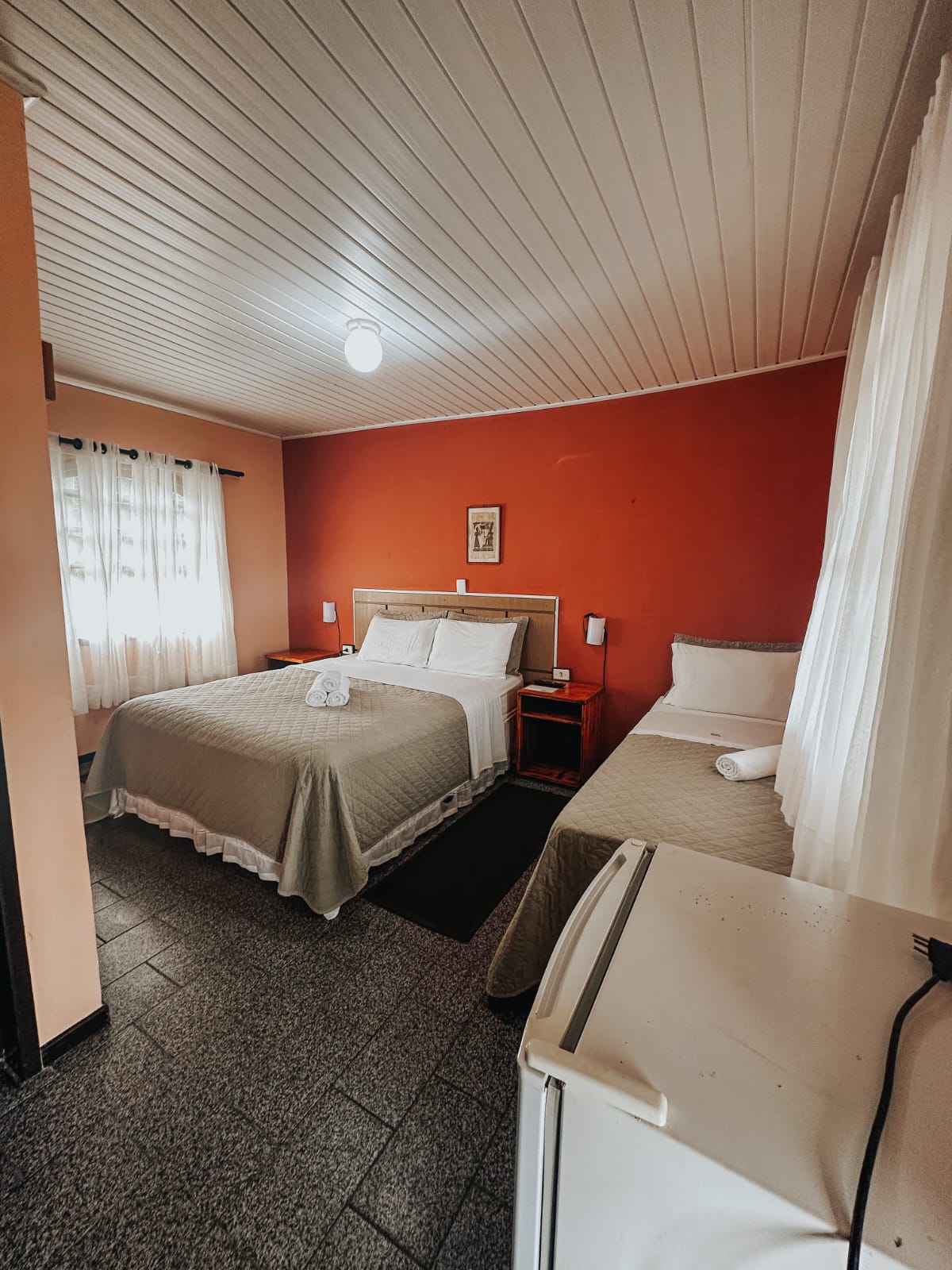 Quarto casal com cama confortável e decoração rústica