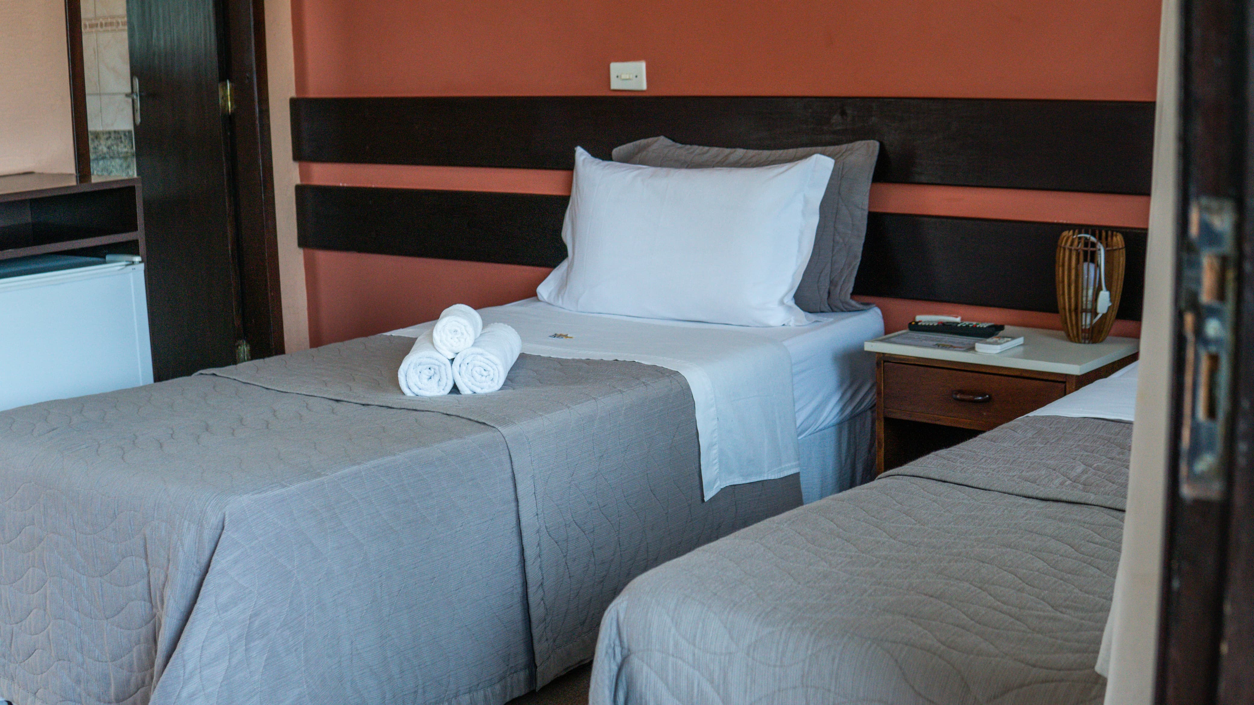 Quarto triplo com três camas de solteiro