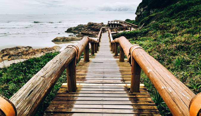 Praia da Ilha do Mel com pôr do sol ao fundo